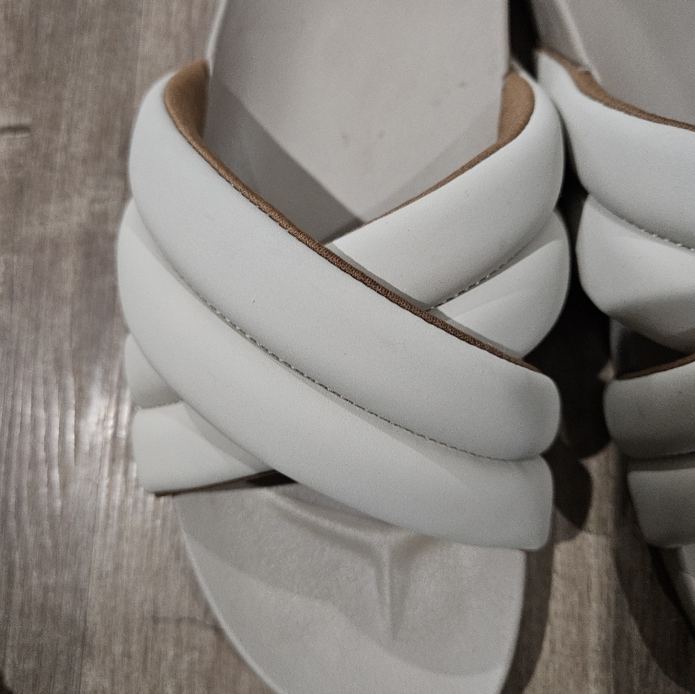 Olukai Slides Womens Size 8. Worn Once Outside. (Bin21) - Picture 8 of 9